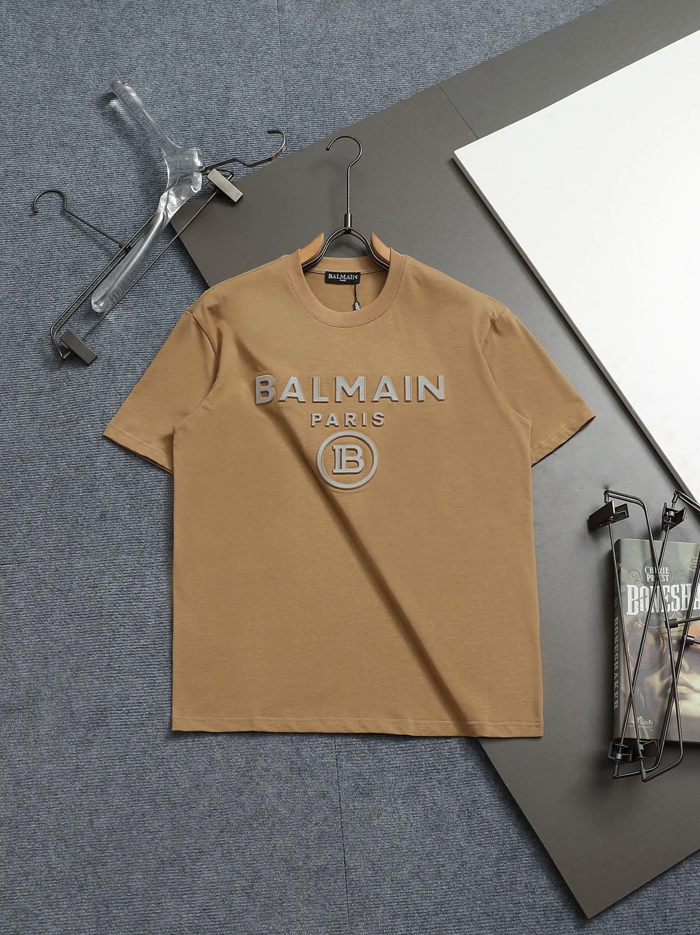 BALMAN round neck short sleeves, simple three-dimensional letter printed logo, exquisite upgrade, original fabric, official Same Style, double-strand large terry fabric, same vat dyed fabric, very comfortable to touch, synchronized with the latest brick cabinets in spring and summer, fashionable and individual, super Versatile, a good-looking short sleeve, very suitable for both men and women, a must-have style, hang tag, collar label, washed wheat, three labels complete Color: White Black Size: XS~L